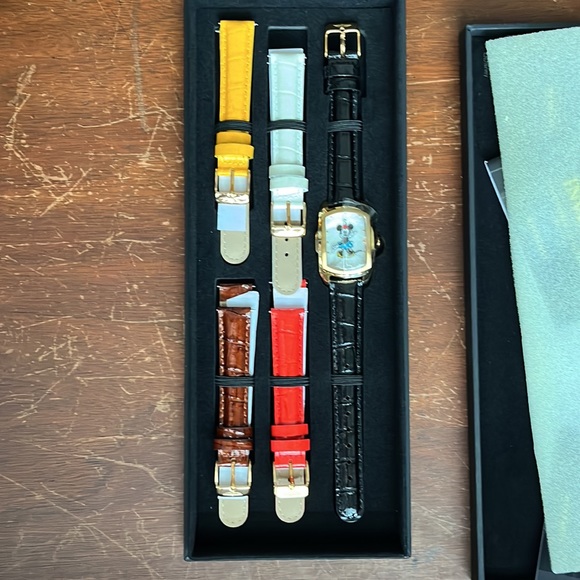 New In Box Invicta Limited Edition Minnie Mouse Watch - Picture 4 of 6